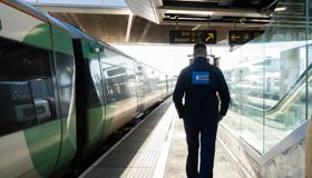 Gatwick airport station platform 1952X1000